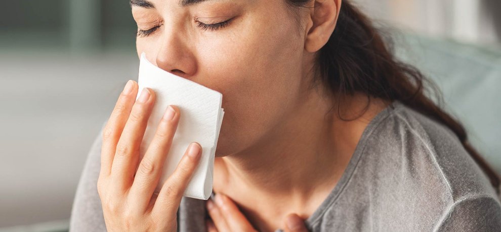 Jeune femme respirant profondement en pleine nature au printemps, lumiere douce, ambiance bien-etre et confort respiratoire